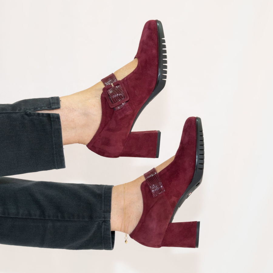 GIULIA – DECOLLETE’ ACCOLLATA CON CINTURINO SCAMOSCIATO BORDEAUX